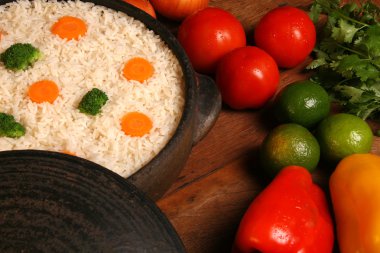 Bir ahşap beyaz tabakta sebze ile iştah açıcı sağlıklı pirinç