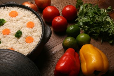 Bir ahşap beyaz tabakta sebze ile iştah açıcı sağlıklı pirinç