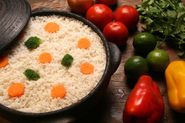 Bir ahşap beyaz tabakta sebze ile iştah açıcı sağlıklı pirinç