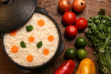 Bir ahşap beyaz tabakta sebze ile iştah açıcı sağlıklı pirinç