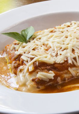 Bolognese kıyma ile yapılan geleneksel lazanya