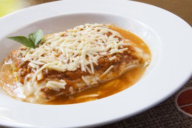 Bolognese kıyma ile yapılan geleneksel lazanya