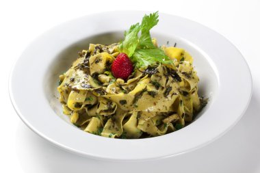 Makarna tagiatelle masanın üzerine pesto ile.