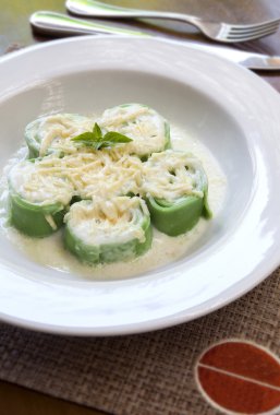 Yeşil Rondelli tabak içinde tablo üzerinde bir beyaz ve yuvarlak tabak