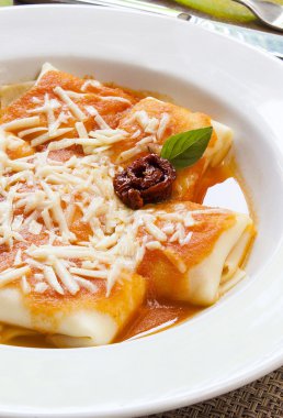 Sofiatelli. Yemek makarna, peynir ve et bir plaka üzerinde