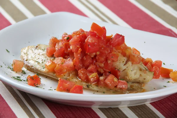 Filets de poisson blanc dans une sauce tomate riche — Photo