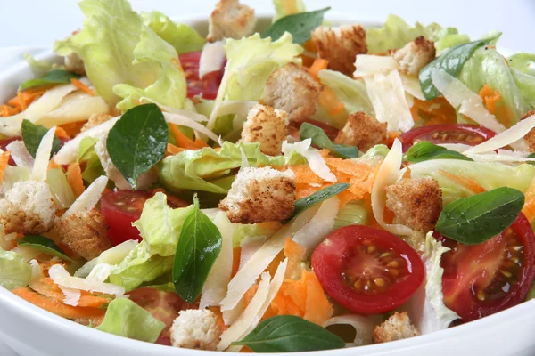 Salată de dietă proaspătă în castron. Izolat pe alb . — Fotografie, imagine de stoc