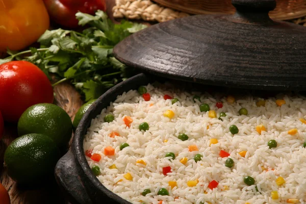 El arroz apetitoso sano con hortalizas en el plato blanco sobre la madera —  Fotos de Stock