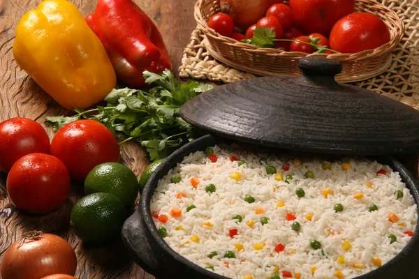 Bir ahşap beyaz tabakta sebze ile iştah açıcı sağlıklı pirinç
