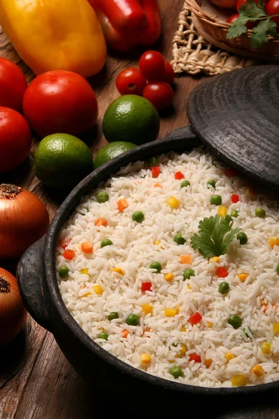 Riz sain appétissant avec des légumes dans une assiette blanche sur un bois — Photo