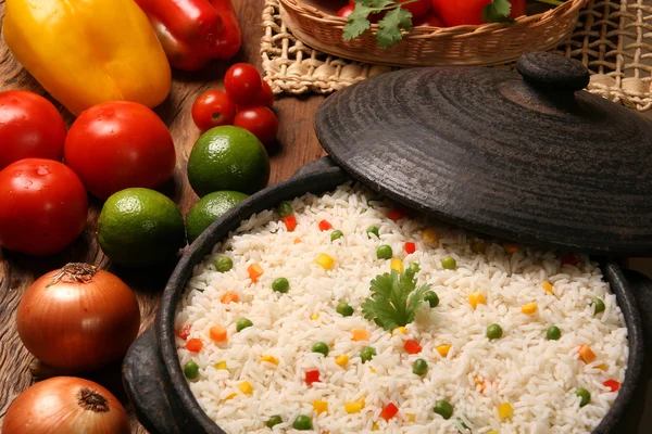 Riz sain appétissant avec des légumes dans une assiette blanche sur un bois — Photo
