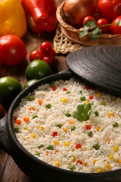 Arroz saudável apetitoso com verduras na chapa branca em uma madeira — Fotografia de Stock