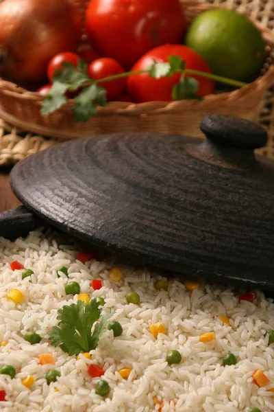 El arroz apetitoso sano con hortalizas en el plato blanco sobre la madera — Foto de Stock