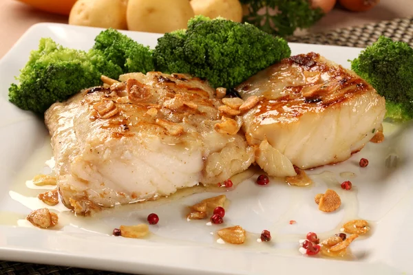 Bacalhau - filé de peixe em molho com alho e verduras — Fotografia de Stock