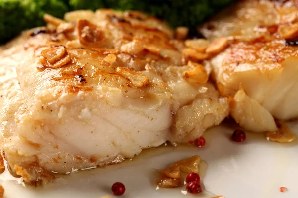 Bacalhau - filé de peixe em molho com alho e verduras — Fotografia de Stock