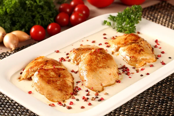 Chicken grilled with white sauce