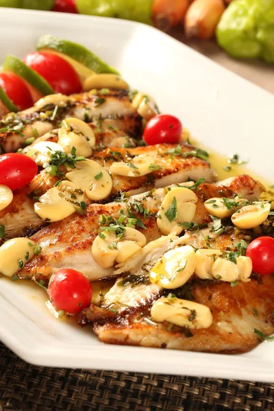 Pescado a la parrilla con verduras en el plato . —  Fotos de Stock