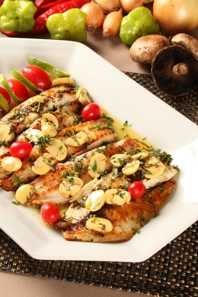 Pescado a la parrilla con verduras en el plato . —  Fotos de Stock