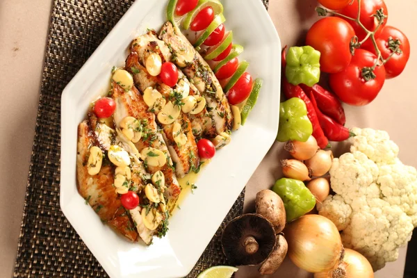 Fish grilled with vegetables in the plate. — Stock Photo, Image