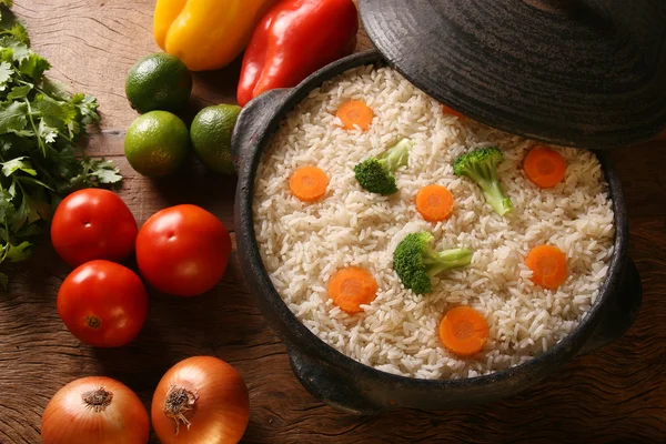 Bir ahşap beyaz tabakta sebze ile iştah açıcı sağlıklı pirinç