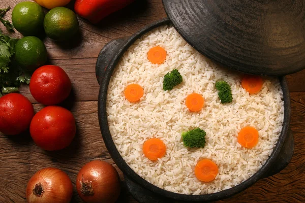 Riz sain appétissant avec des légumes dans une assiette blanche sur un bois — Photo