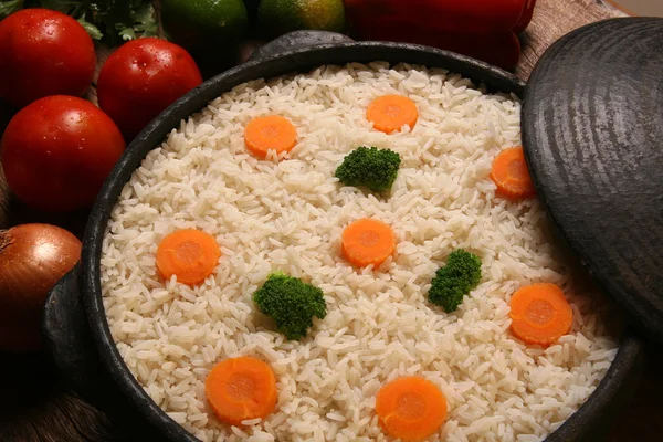 Bir ahşap beyaz tabakta sebze ile iştah açıcı sağlıklı pirinç