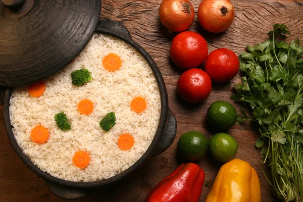 Bir ahşap beyaz tabakta sebze ile iştah açıcı sağlıklı pirinç