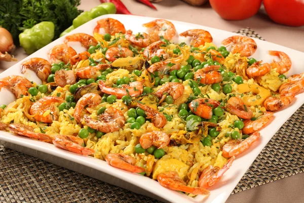 Paella espagnole aux fruits de mer, crevettes, calmar, riz, safran , — Photo