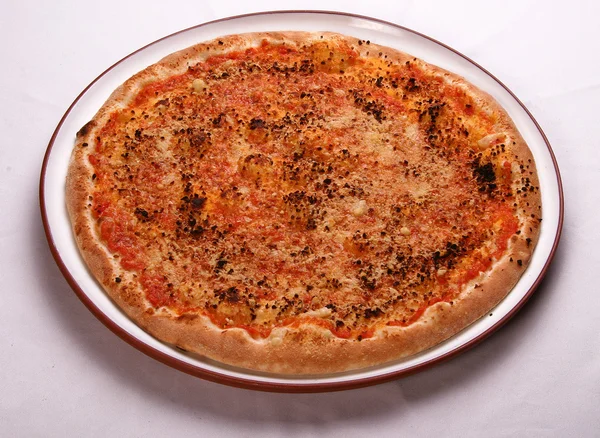 Пицца моцарелла. Белый фон . — стоковое фото