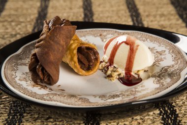 Cannoli dondurma, çikolata ve badem ile