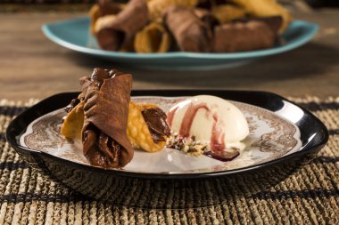 Cannoli dondurma, çikolata ve badem ile