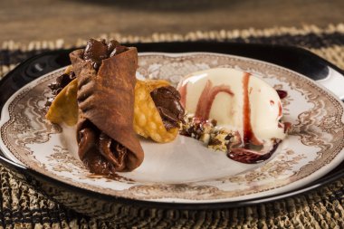 Cannoli dondurma, çikolata ve badem ile