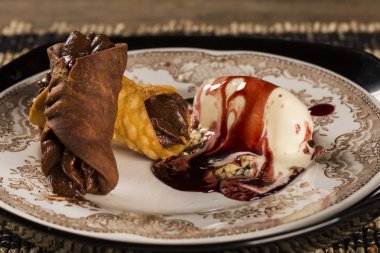 Cannoli dondurma, çikolata ve badem ile