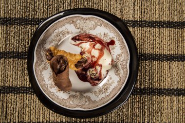 Cannoli dondurma, çikolata ve badem ile