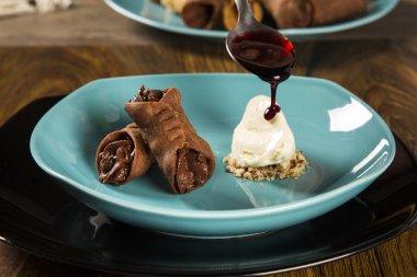 Cannoli dondurma, çikolata ve badem ile