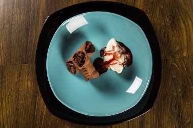 Cannoli dondurma, çikolata ve badem ile