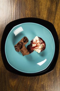 Cannoli dondurma, çikolata ve badem ile