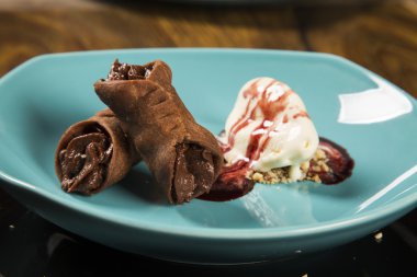 Cannoli dondurma, çikolata ve badem ile