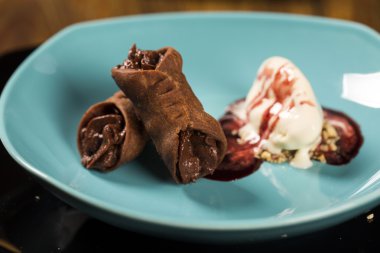 Cannoli dondurma, çikolata ve badem ile