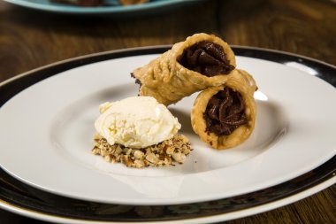 Cannoli dondurma, çikolata ve badem ile