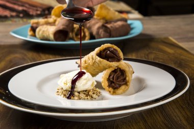 Cannoli dondurma, çikolata ve badem ile