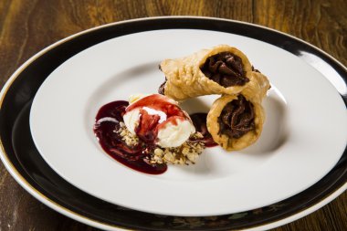 Cannoli dondurma, çikolata ve badem ile