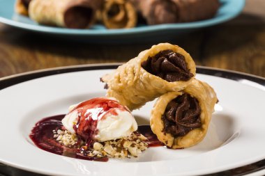 Cannoli dondurma, çikolata ve badem ile