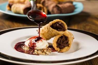 Cannoli dondurma, çikolata ve badem ile