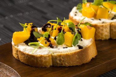 Bruschetta doğranmış mango, tere, fesleğen ve keçi peynirli f