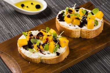 Bruschetta doğranmış mango, tere, fesleğen ve keçi peynirli f