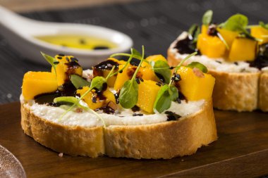 Bruschetta doğranmış mango, tere, fesleğen ve keçi peynirli f