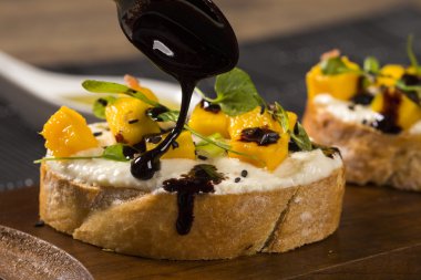 Bruschetta doğranmış mango, tere, fesleğen ve keçi peynirli f