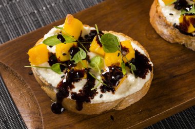 Bruschetta doğranmış mango, tere, fesleğen ve keçi peynirli f