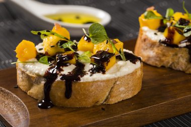 Bruschetta doğranmış mango, tere, fesleğen ve keçi peynirli f